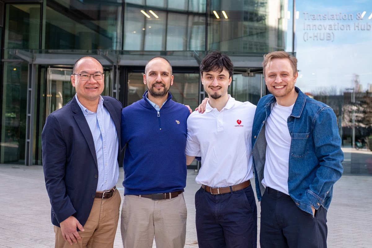 Czterech mężczyzn z zespołu Cardiovolt.ai przed budynkiem Translation and Innovation Hub Imperial College London