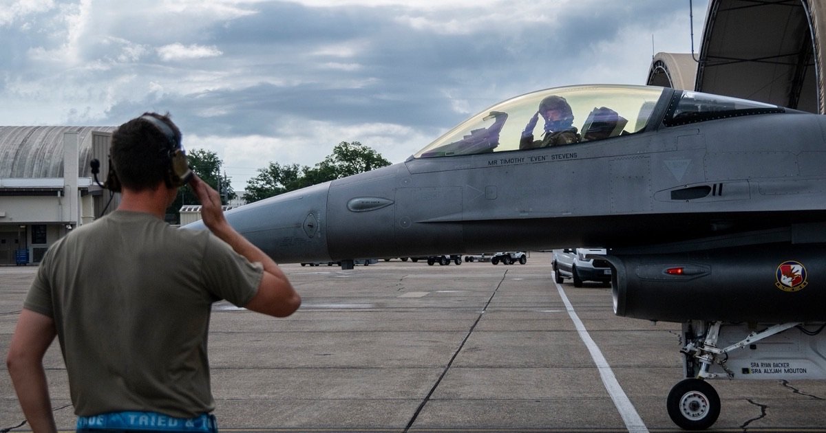 AI pilotowało myśliwiec F-16. Pilot siedział w kabinie i patrzył