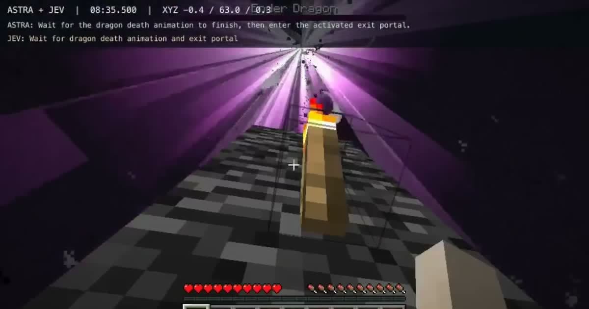 Kadr z Minecrafta: pasek ASTRA + JEV z czasem 8:35, Astra planuje, Jev wykonuje, w tle umierający Smok Kresu
