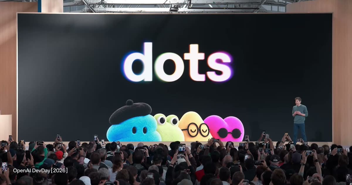 Scena OpenAI DevDay 2026: napis dots i cztery kolorowe postaci dotów na ekranie, obok przemawia Sam Altman