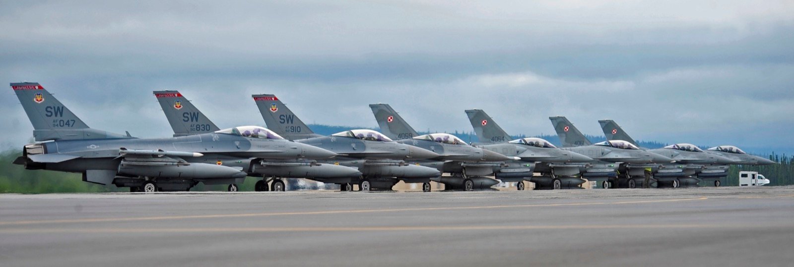 Polskie F-16 z szachownicami obok amerykańskich myśliwców na płycie lotniska