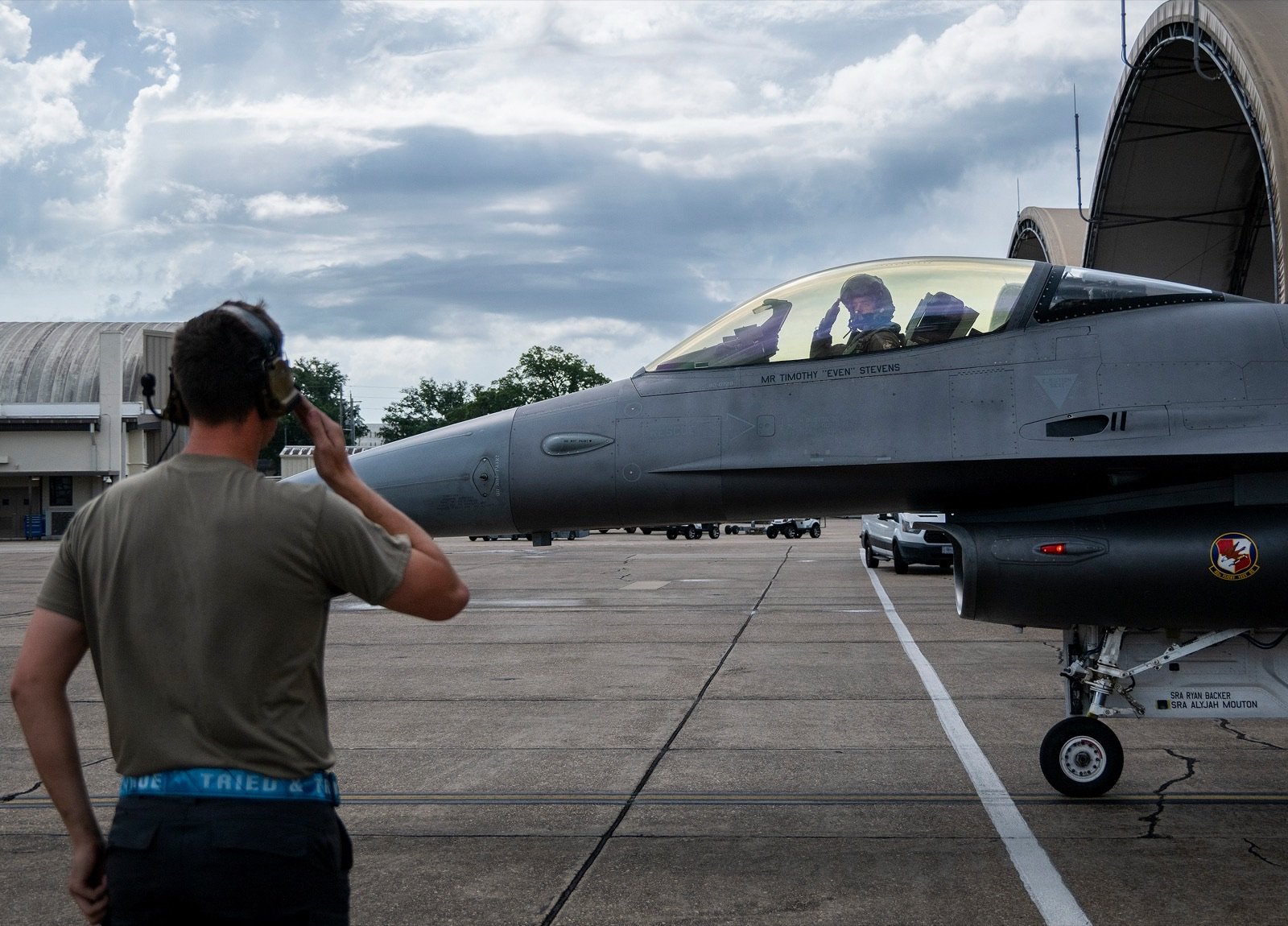 Pilot w kabinie F-16 zmodyfikowanego w programie VENOM salutuje mechanikowi przed startem w bazie Eglin
