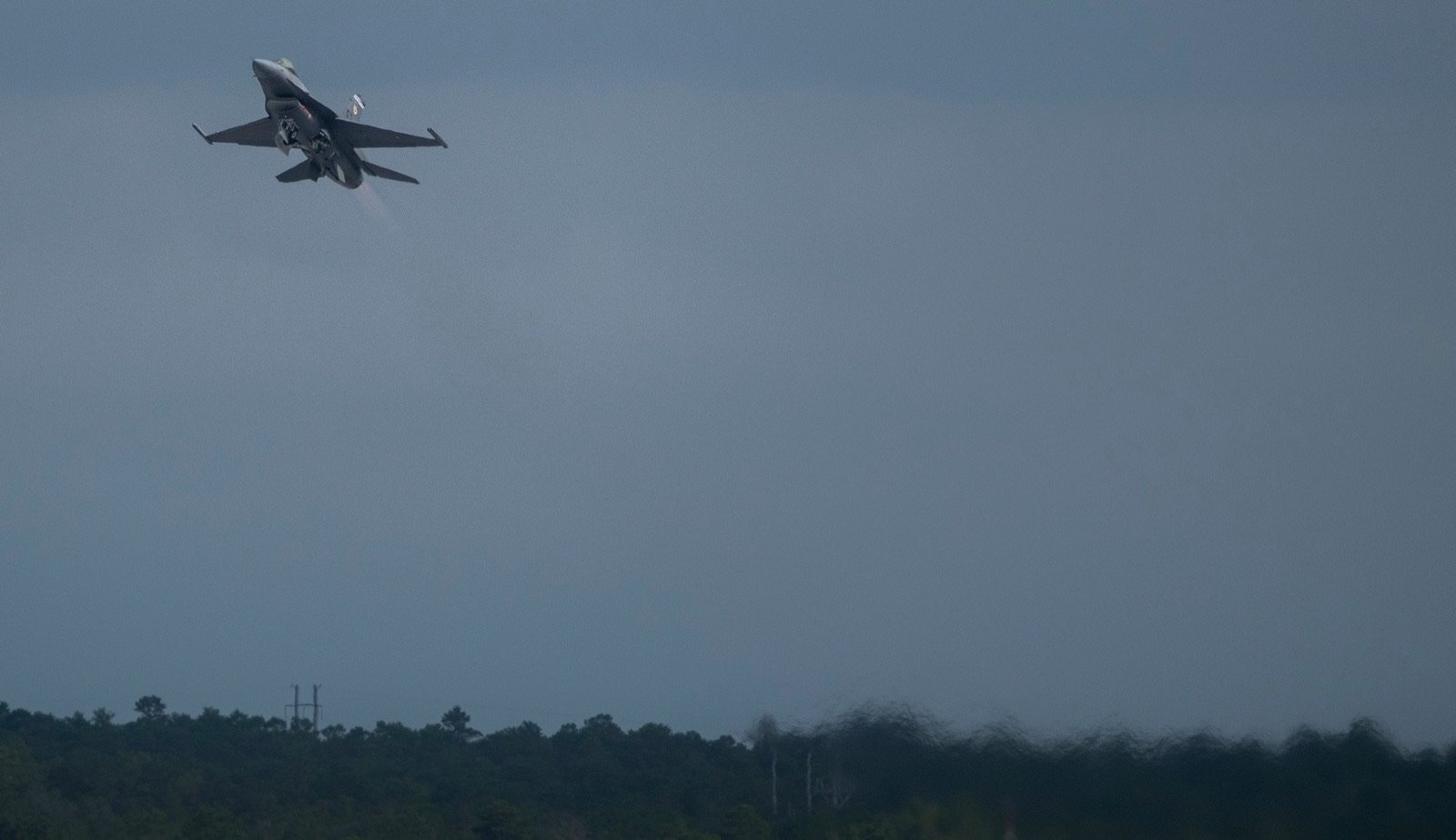 F-16 z programu VENOM w locie nad bazą Eglin na Florydzie podczas testów autonomii